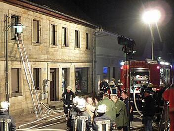 Abenteuerlich: An dieser Laterne kletterte ein Anwohner aus dem Dachgeschoss ins Freie. Foto: Marc Huter