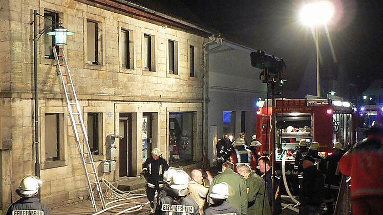 Abenteuerlich: An dieser Laterne kletterte ein Anwohner aus dem Dachgeschoss ins Freie. Foto: Marc Huter