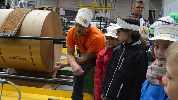 Mitarbeiter von Mondi erklären den Ablauf der Produktion von der Papierrolle bis zum fertigen Sack. Foto: Elisabeth Assmann