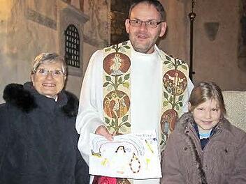 Coburgs alt-katholische Kirchengemeinde St. Nikolaus hat Abschied von ihrem bisherigen Pfarrer Ulrich Piesche genommen. Kirchenvorsteherin Marie-Luise Plack (links) dankte ihm für sein Wirken. Patricia Raabs (rechts) überreichte ein selbstgemaltes Bild. Foto: Martin Koch