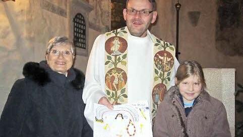 Coburgs alt-katholische Kirchengemeinde St. Nikolaus hat Abschied von ihrem bisherigen Pfarrer Ulrich Piesche genommen. Kirchenvorsteherin Marie-Luise Plack (links) dankte ihm für sein Wirken. Patricia Raabs (rechts) überreichte ein selbstgemaltes Bild. Foto: Martin Koch