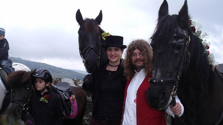 Bernhard Ernst und seine Bekannten aus Höfen - Lena und Jona-Marie (v.r.) treffen sich immer beim Senftenbergritt. Foto: Schreiber