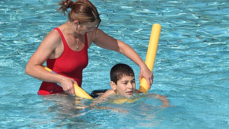 Schwimmkurs für Flüchtlingskinder im Kulmbacher Freibad Foto: Dagmar Besand