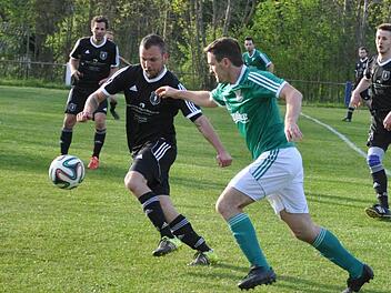 In hoch gelegenen Wichsenstein kassierten Fabian Kistner (re.) und die DJK Kersbach vergangene Saison ein 0:5. Nach Poxdorf hat es der Tabellendritte am Sonntag nicht so weit. Ein gutes Omen?  Foto: Hühnlein