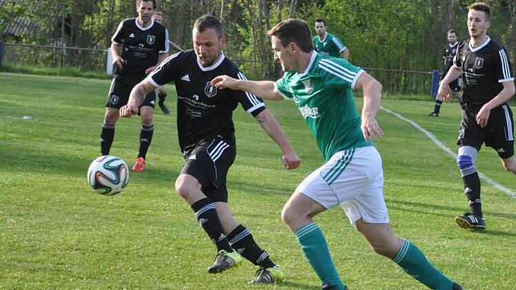 In hoch gelegenen Wichsenstein kassierten Fabian Kistner (re.) und die DJK Kersbach vergangene Saison ein 0:5. Nach Poxdorf hat es der Tabellendritte am Sonntag nicht so weit. Ein gutes Omen?  Foto: Hühnlein
