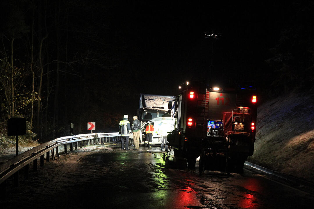 Tödlicher Glätteunfall in Unterfranken – Lkw und Kastenwagen krachen frontal ineinander