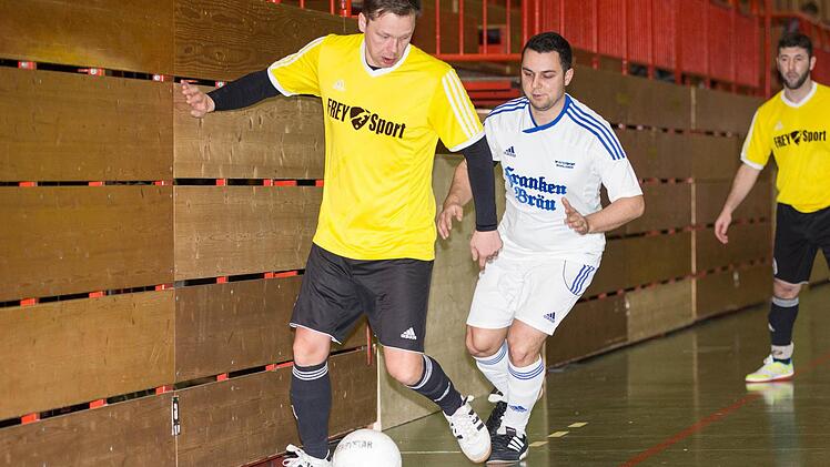 Spielszene von der Hallenbezirksmeisterschaft der A-Senioren. Foto: Heinrichi Weiß