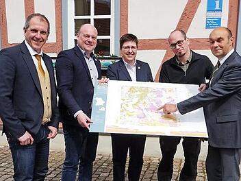 Vorstellung der Geologischen Karte für den Bereich Bischofsheim und Oberelsbach. Das Bild zeigt von links den Leiter des Geologischen Dienstes am Landesamt für Umwelt, Roland Eichhorn, Bürgermeister Georg Seiffert, Bürgermeisterin Birgit Erb, Dr. Tobias Gerlach und Dr. Volker Friedlein (Regionalgeologe).  Foto: Marion Eckert