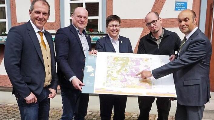 Vorstellung der Geologischen Karte für den Bereich Bischofsheim und Oberelsbach. Das Bild zeigt von links den Leiter des Geologischen Dienstes am Landesamt für Umwelt, Roland Eichhorn, Bürgermeister Georg Seiffert, Bürgermeisterin Birgit Erb, Dr. Tobias Gerlach und Dr. Volker Friedlein (Regionalgeologe).  Foto: Marion Eckert