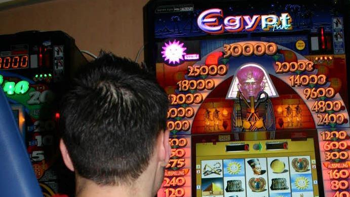 "Game over" ist noch lange nicht: Durch Härtefallregelungen können bestehende Spielhallen bis 2021 ihre Konzession behalten.  Foto: Archiv Hofbauer