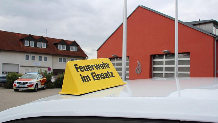 Feuerwehrleute können Sonderrechte in Anspruch nehmen. Ein Dachaufsetzer "Feuerwehr im Einsatz" kann dabei hilfreich sein.Ronald Heck