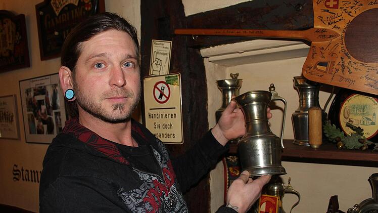 Florian Henneberger ist der erfolgreichste Münnerstädter Hornusser, der sich auch in der Schweiz einen Namen gemacht hat. Er hält eine sogenannte Kanne in der Hand, die es bei sportlichen Erfolgen in der Schweiz gibt. In der Trophäenvitrine im Vereinslokal "Bundtschu" in Münnerstadt stehen einige davon. Paul Ziegler
