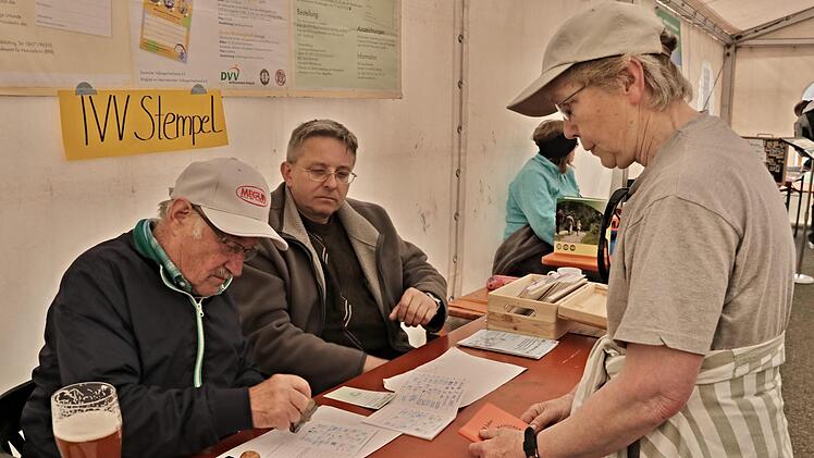 Heinz Schloßnagel aus Königsberg und Harald Seuling aus Schindelsee unterstützten die Wanderfreunde des SC Maroldsweisach am "Stempelstand".Helmut Will