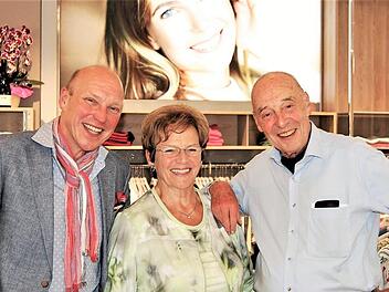 Sie machten aus dem Wäschegeschäft ein modernes Modehaus: (von links) Inhaber Ralf Ludewig (50) mit seinen Eltern Karin (75) und Gerhard Ludewig (84).  Foto: Sigismund von Dobschütz