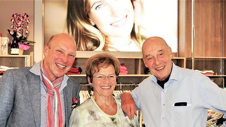 Sie machten aus dem Wäschegeschäft ein modernes Modehaus: (von links) Inhaber Ralf Ludewig (50) mit seinen Eltern Karin (75) und Gerhard Ludewig (84).  Foto: Sigismund von Dobschütz