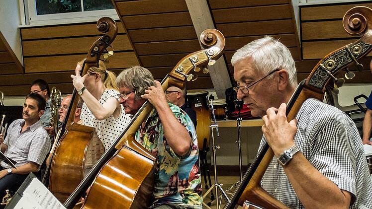 Probenendspurt für das Open-Air-Konzert am Sonntag im Freibad Neustadt: Hans Stähli dirigiert das Orchester der Musikfreunde Neustadt.Foto: Jochen Berger