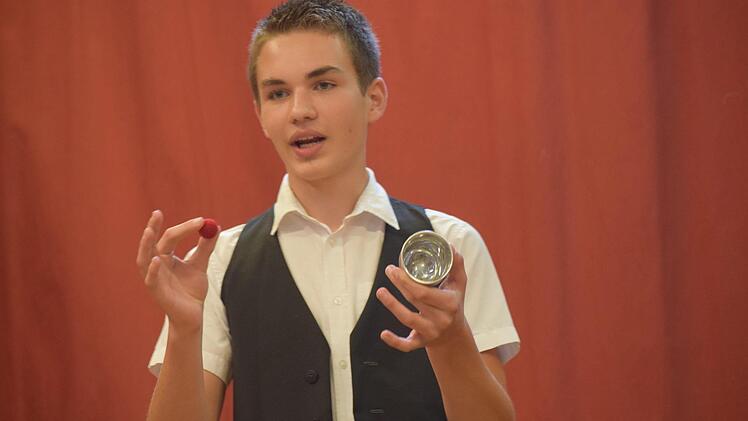 Als Belohnung für ihren Leseeifer bekommen die Teilnehmer des Sommerferien-Leseclubs eine magische Show des 14-jährigen Zauberers Noah Stroehl. Foto: Daniela Pondelicek