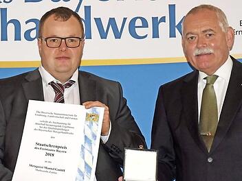 Geschäftsführer Tilo Marten (links) von der Metzgerei Mantel nahm den Staatsehrenpreis in München entgegen; neben ihm steht Landesinnungsmeister Konrad Ammon jun. Foto: Baumgart/Landwirtschaftsministerium