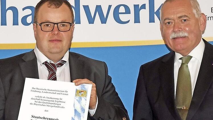 Geschäftsführer Tilo Marten (links) von der Metzgerei Mantel nahm den Staatsehrenpreis in München entgegen; neben ihm steht Landesinnungsmeister Konrad Ammon jun. Foto: Baumgart/Landwirtschaftsministerium
