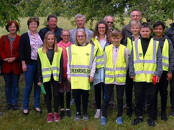 Lob für Engagement: Die beiden Rektorinnen (hintere Reihe von links) Sabina Schalke und Brigitte Dehe, Bürgermeisterin Patricia Schießer, Verkehrserzieher Hubert Koch, die Bürgermeister Alfred Gündling und August Weingart, Lotsenbetreuer Bernhard Hereth und Verkehrswacht-Vorsitzender Karlheinz Franz dankten den Mädchen und Jungen, die momentan in Aura, Elfershausen, Euerdorf und Sulzthal ihren ehrenamtlichen Lotsendienst verrichten. Foto: Bianca Rettke
