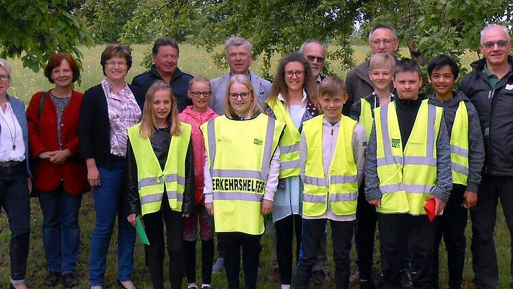 Lob für Engagement: Die beiden Rektorinnen (hintere Reihe von links) Sabina Schalke und Brigitte Dehe, Bürgermeisterin Patricia Schießer, Verkehrserzieher Hubert Koch, die Bürgermeister Alfred Gündling und August Weingart, Lotsenbetreuer Bernhard Hereth und Verkehrswacht-Vorsitzender Karlheinz Franz dankten den Mädchen und Jungen, die momentan in Aura, Elfershausen, Euerdorf und Sulzthal ihren ehrenamtlichen Lotsendienst verrichten. Foto: Bianca Rettke