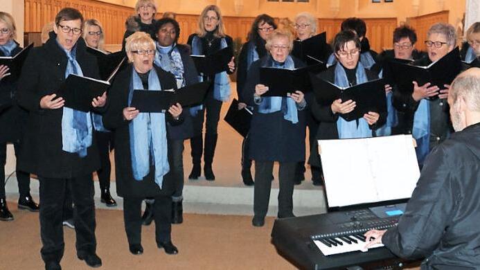 Der Kirchenchor steuerte einige wohlklingende Beiträge zum Adventskonzert in der Klosterkirche bei.  Fotos: Alexandra Kemnitzer