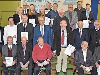 Die Treue von verdienten Mitgliedern stand im Mittelpunkt des Ehrenabends der CSU Knetzgau. Mit den Geehrten freuen sich Innenminister Herrmann (zweite Reihe, Mitte), Ortsverbandsvorsitzender Mark Zehe (zweite Reihe, links) sowie Landtagsabgeordneter Steffen Vogel und Landrat Wilhelm Schneider (zweite Reihe von rechts).  Foto: Christiane Reuther