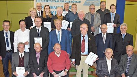 Die Treue von verdienten Mitgliedern stand im Mittelpunkt des Ehrenabends der CSU Knetzgau. Mit den Geehrten freuen sich Innenminister Herrmann (zweite Reihe, Mitte), Ortsverbandsvorsitzender Mark Zehe (zweite Reihe, links) sowie Landtagsabgeordneter Steffen Vogel und Landrat Wilhelm Schneider (zweite Reihe von rechts).  Foto: Christiane Reuther