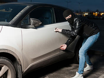 Dieb klaut Auto