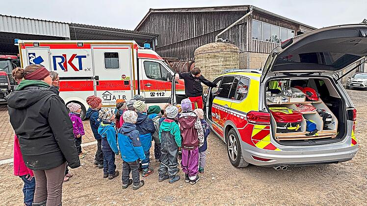 Mit Begeisterung lie&szlig;en sich die Kinder des Waldkindergartens die Rettungsfahrzeuge von RKT und Helfer vor Ort durch Alexander Back zeigen.Ilona G&ouml;&szlig;mann-Schmitt