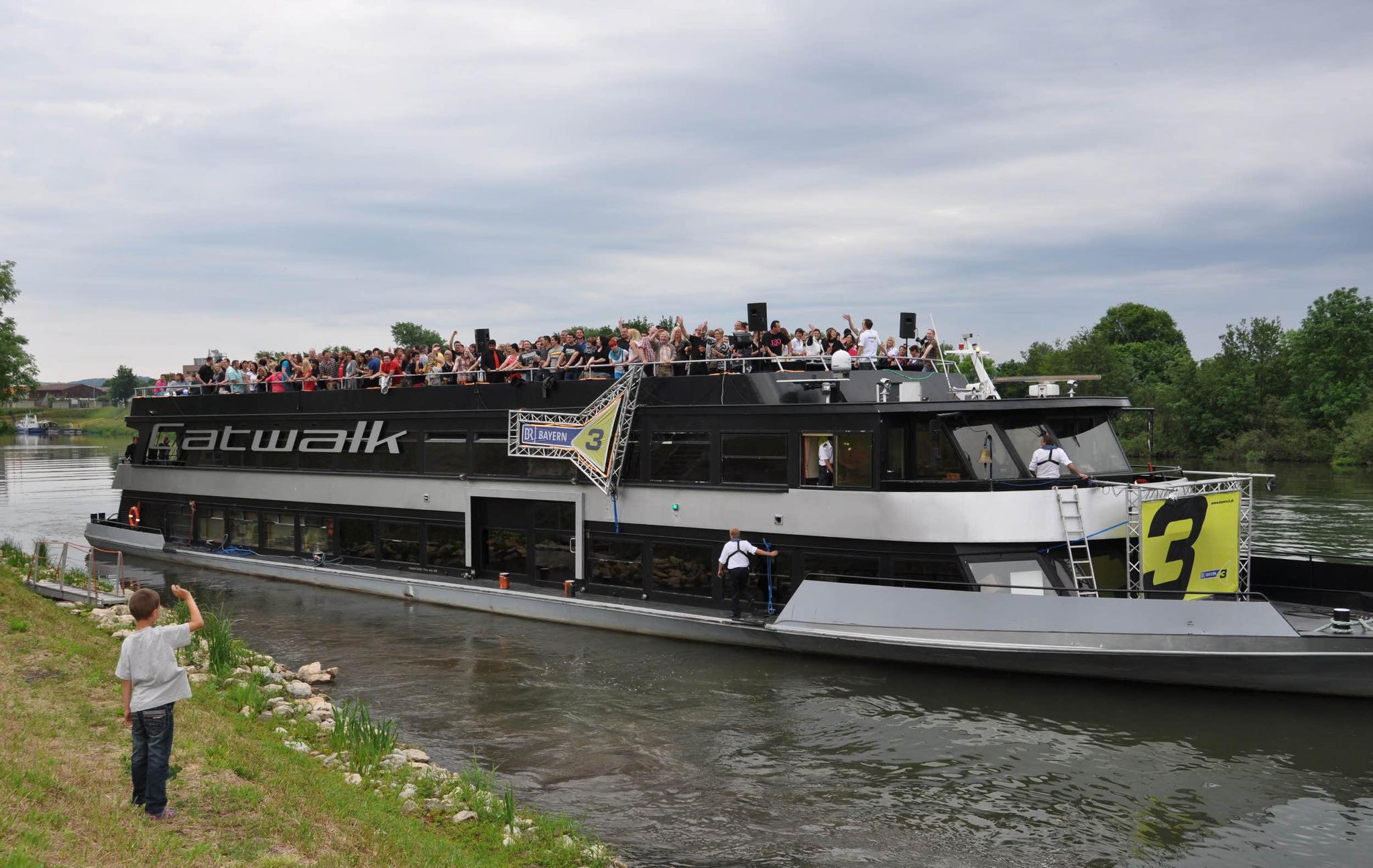 Bayern 3Partyschiff legt am Main in Haßfurt an