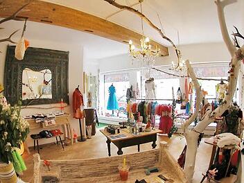 Dirndl, die gegen den Mainstream schwimmen, gibt's im "Dirndl' Lirium"   - für Erwachsene und Kinder.