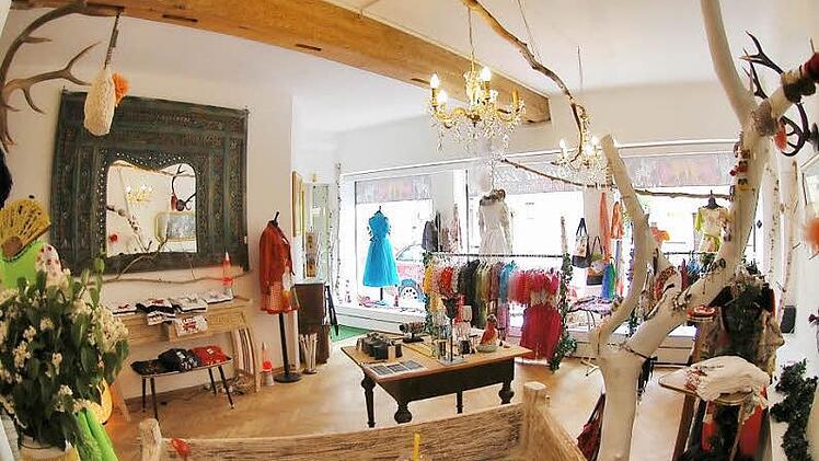 Dirndl, die gegen den Mainstream schwimmen, gibt's im "Dirndl' Lirium"   - für Erwachsene und Kinder.