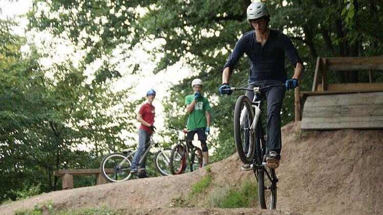 Gleich nach dem Start der erste Sprung, Andreas Kuhn.