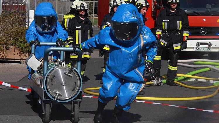 Mit Spezialanzügen wurde die leckgeschlagene Ammoniakflasche geborgen.  Fotos: Michael Busch