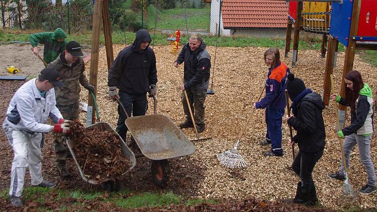 Feuerwehr-Vorsitzender Markus Appelius, Stefan Montag (hinten), Zweiter Jugendwart Thomas Zipfel, Markus Zwosta, Jugendwart Sebastian Wagner, Nadja Jakob, Anna-Maria Peter und Nadine Müller (von links) brachten den Wilhelmstaler Spielplatz auf Vordermann. Fotos: Heike Schülein