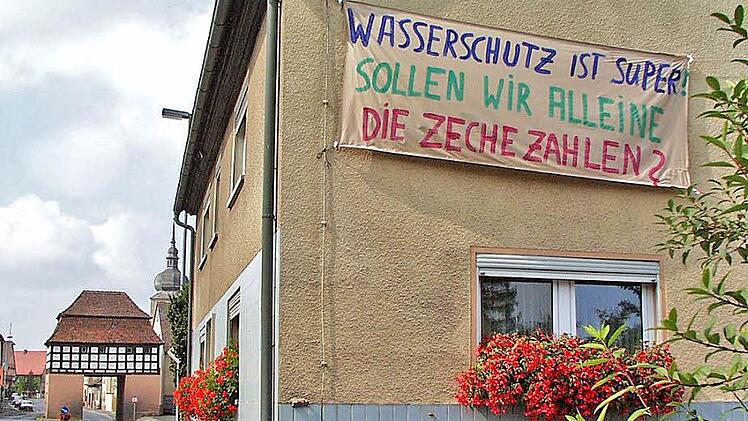 Das Foto stammt aus dem Jahr 2001, als schon einmal eine Erweiterung des Wasserschutzgebiets Thema war. Uehlfelder Bürger hatten Transparente an ihre Häuser gehängt.  Foto: Sonja Werner (Archiv)