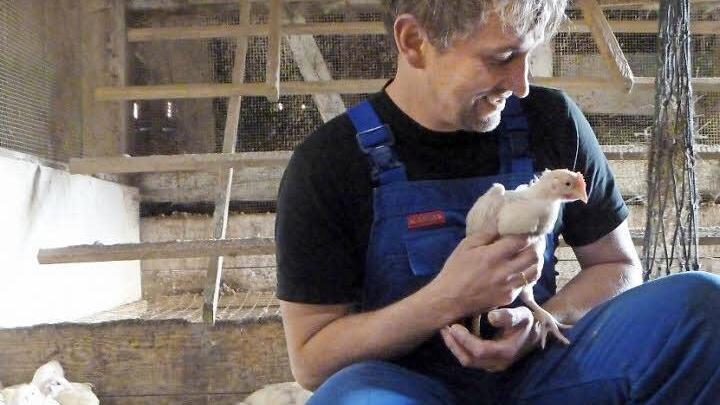 Hans Kolb aus Krögelstein kennt jedes seiner Hühner ganz genau. "Die eine ist etwas forscher, die andere zurückhaltender" sagt er. Er kümmert sich liebevoll um die Tiere. Ob sich das in Zukunft noch lohnt, hängt auch von den politischen Rahmenbedingungen ab. Foto: Katharina Müller-Sanke