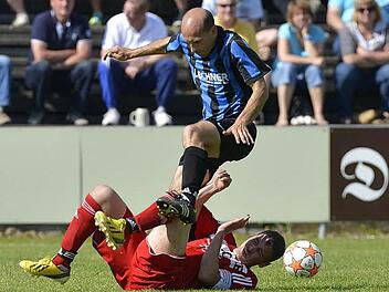 Die Reichmannsdorfer um Claus Dotterweich (am Boden) verspielten ein 2:0 und damit den direkten Klassenerhalt, über den sich nun Stefan Huttner und der SV walsdorf freuen. Foto: Picturedreams