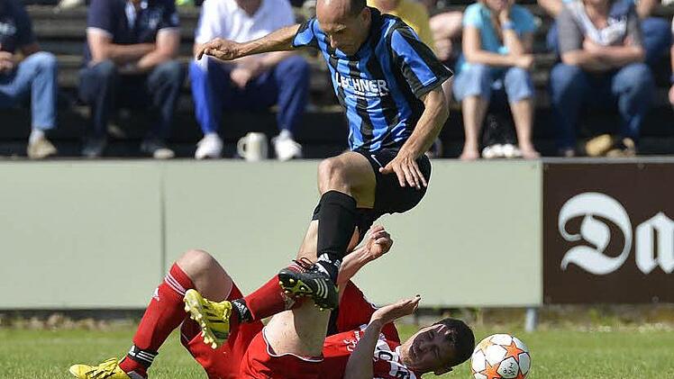 Die Reichmannsdorfer um Claus Dotterweich (am Boden) verspielten ein 2:0 und damit den direkten Klassenerhalt, über den sich nun Stefan Huttner und der SV walsdorf freuen. Foto: Picturedreams