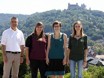 Karin Schmitt, Sophie Wagner und Miriam Weber (von links) haben sich ein Stipendium von Studienstiftung oder Max Weber-Programm gesichert. Hilfe bei der Bewerbung gab es von Achim Oettinger (links). Foto: Hochschule