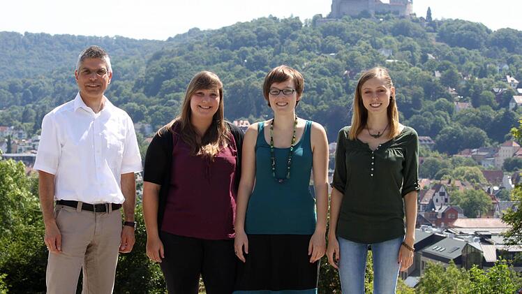 Karin Schmitt, Sophie Wagner und Miriam Weber (von links) haben sich ein Stipendium von Studienstiftung oder Max Weber-Programm gesichert. Hilfe bei der Bewerbung gab es von Achim Oettinger (links). Foto: Hochschule