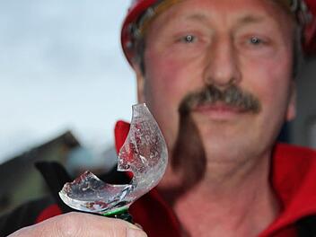 Polier Detlef Liche zerbrach ein Glas, nachdem er seinen Richtspruch zum Besten gegeben hatte. Fotos: Ulrike Müller