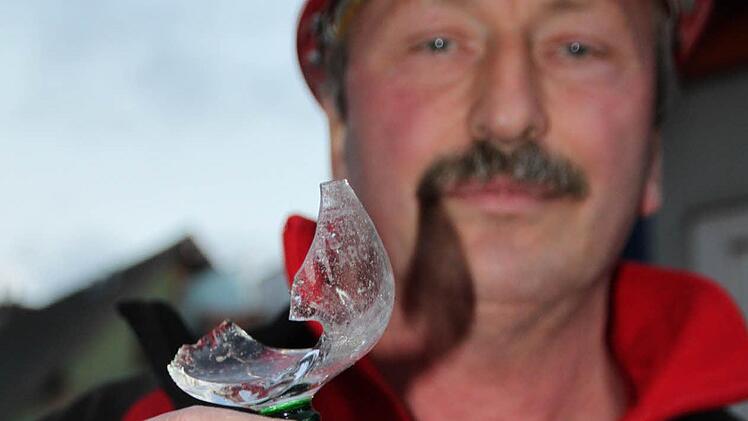 Polier Detlef Liche zerbrach ein Glas, nachdem er seinen Richtspruch zum Besten gegeben hatte. Fotos: Ulrike Müller