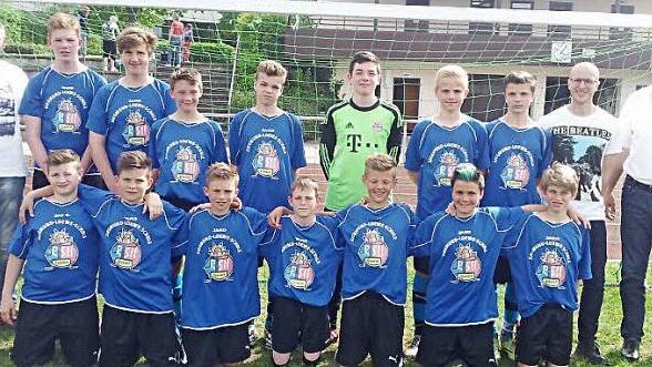 Sieger im Regionalentscheid wurde die Siegmund-Loewe-Schule mit (stehend von links) Jochen Forkel, Kevin Kraut, Bastian Zapf, Maximilian Graf, Michi Marinkovic, Nick Engelhardt, Steve Schön, Niklas Arm, Betreuer Christian Neumeier und Schulleiter Uwe Schönfeld; (kniend von links) Paul Baumann, Jan Matthes, Moritz Gareis, Cedric Schubert, Lukas Kübrich, Tarius Mann und Louis Bachinger. Foto: Schülein
