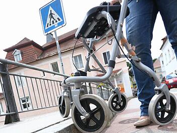 Hohe Bordsteinkanten sorgen für Kritik aus den Reihen unserer Leser. Eine schnelle und zugleich perfekte Lösung ist jedoch nicht in Sicht. Foto: Lea Schreiber