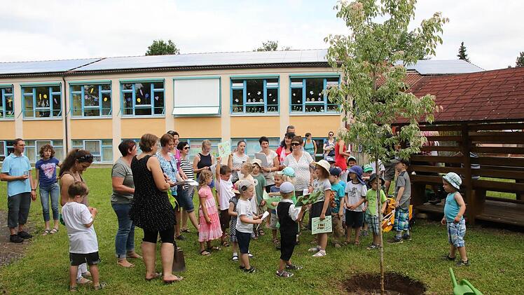 Zum 40. Geburtstages des Kindergartens "Itzgrundstrolche" in Lahm wurde im Garten ein Baum von der Leiterin Manuela Käb und Bürgermeisterin Nina Liebermann unter der aktiven Mithilfe der Kinder gepflanzt. Foto: Michael Stelzner