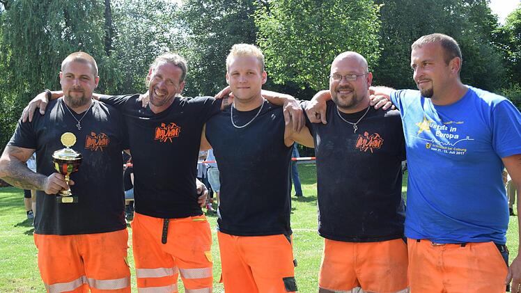 "So seh'n Sieger aus": Das Team Bauhof darf sich über den Siegerpokal, eine Urkunde, 30 Liter Bier und zehn Bratwürste freuen. Foto: Daniela Pondelicek