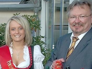 Christina Detsch erinnert sich gerne an ihre Zeit als Weinkönigin 2008. Sie war die erste Majestät in Pressig, rechts Bürgermeister Hans Pietz. Foto: Karl-Heinz Hofmann