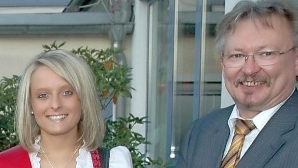 Christina Detsch erinnert sich gerne an ihre Zeit als Weinkönigin 2008. Sie war die erste Majestät in Pressig, rechts Bürgermeister Hans Pietz. Foto: Karl-Heinz Hofmann